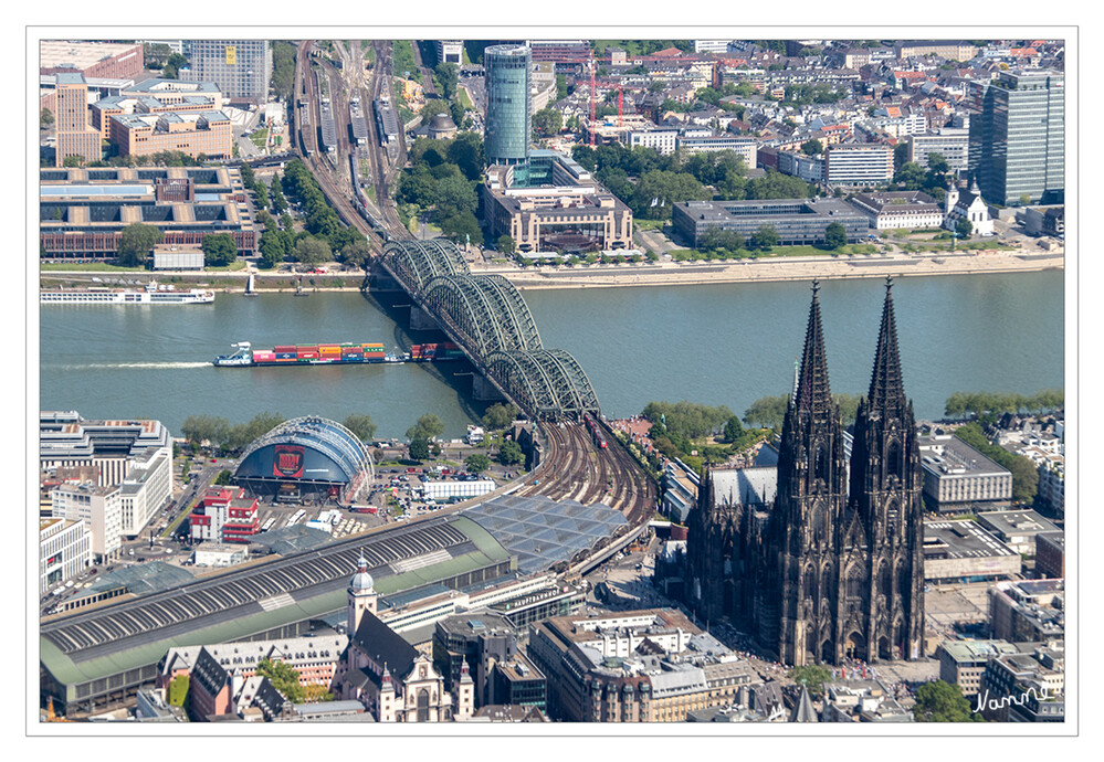Blick auf den Kölner Dom
links der Hauptbahnhof und die Hohenzollernbrücke
Schlüsselwörter: 2023