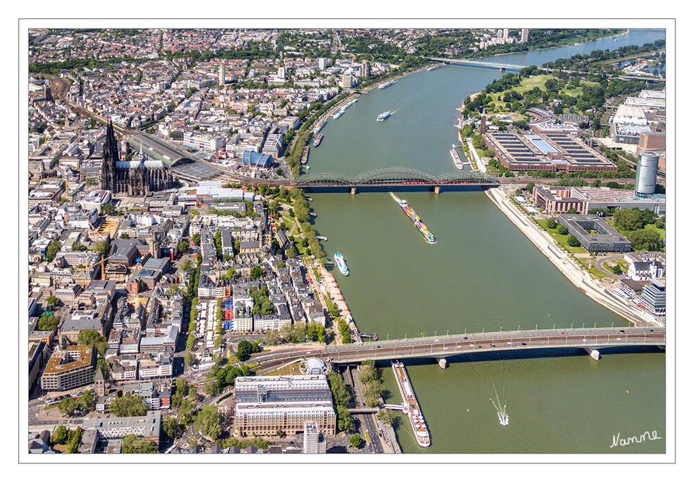 Blick auf den Rhein
mit dem Kölner Dom (links) und der Hohenzollerbrücke mit S- Bahn und dem Kölntriangle (rechts)
