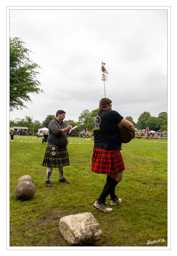 Highland Games
Ein schwerer Stein bzw. eine schwere Steinkugel werden vom Boden aufgenommen und auf ein Podest gelegt. Fällt das Gewicht vorher zu Boden, ist erneut von der Startposition zu beginnen.
Männer und Frauen werden jeweils drei unterschiedliche Gewichte zur Auswahl gestellt. laut highland-games
Schlüsselwörter: 2024