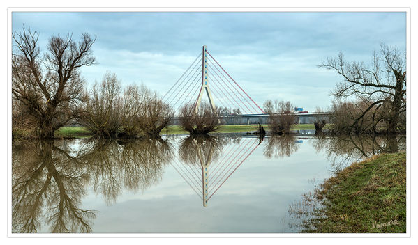 Hochwasser
Spiegelung der Bäume sowie der Fleher Brücke
Schlüsselwörter: Rhein, Hochwasser, Fleher Brücke