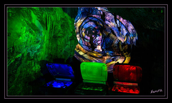 Höhlenlichter - Für die Tonne
Erneut verwandelt Wolfgang Flammersfeld von "world-of-lights" das unterirdische Zauberreich der Dechenhöhle in eine magische Farbenwelt.
Schlüsselwörter: Dechenhöhle; Isalohn