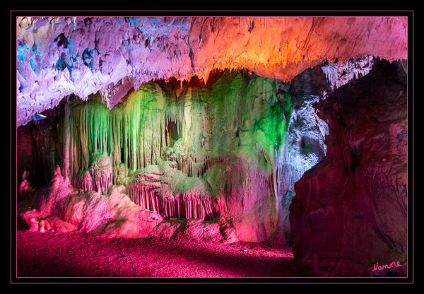 Höhlenlichter - Orgelgrotte
deren westliche Gangbegrenzung mit den üppigen Tropfsteinkaskaden der Orgel geschmückt ist. laut dechenhoehle
Schlüsselwörter: Dechenhöhle; Isalohn