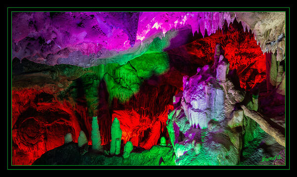 Höhlenlichter - Stalaktiten und Stalagmiten
Ein Stalaktit ist der von der Decke einer Höhle hängende Tropfstein, sein Gegenstück ist der vom Boden emporwachsende Stalagmit. laut Wikipedia
Schlüsselwörter: Dechenhöhle; Isalohn