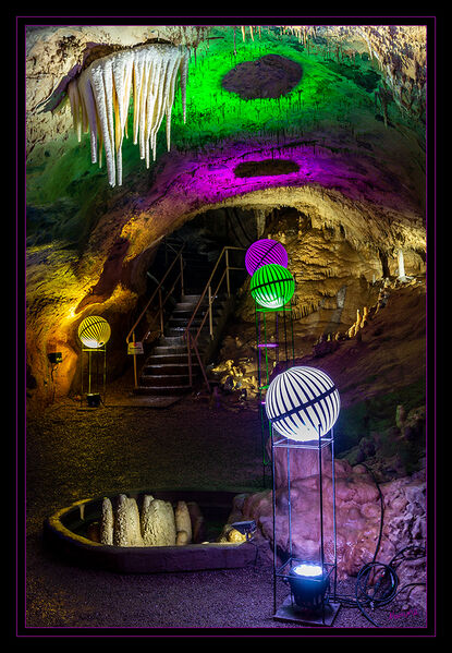 Höhlenlichter - Treppenaufgang
Durch zahlreiche farbige Lampen und Projektionen sowie leuchtende Installationen von Wolfgang Flammersfeld wird die Dechenhöhle mit ihren Tropfsteinen zu einer Verschmelzung aus Naturwunder und moderner Lichttechnik. laut dechenhoehle
Schlüsselwörter: Dechenhöhle; Isalohn