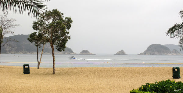 Repulse Bay
Der Strand ist bei Besuchern und Bewohner sehr beliebt.
Ein Hainetz schützt die Schwimmer.
Schlüsselwörter: Hongkong Repulse Bay