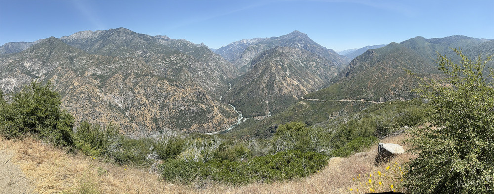 Kings Canyon
Kalifornien
Blick runter auf den Canyon
Links der Kings River und rechts einen Teil der Straße 
Schlüsselwörter: 2025
