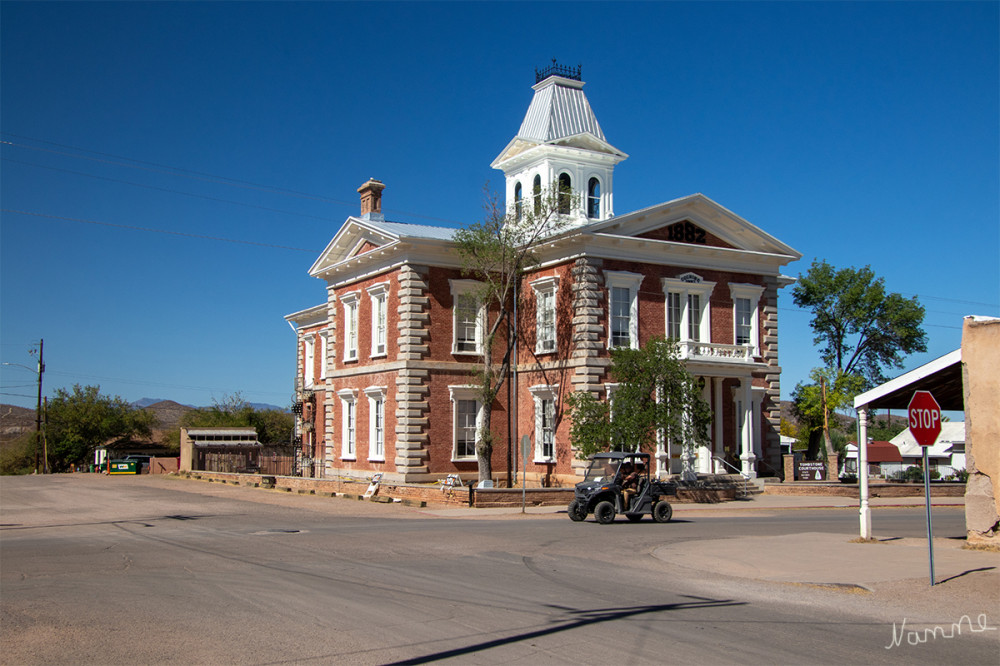 Tombstone
Seid 1959 befindet sich in der Stadt der Tombstone Courthouse State Historic Park lt. Wikipedia
Arizona 
Schlüsselwörter: 2025