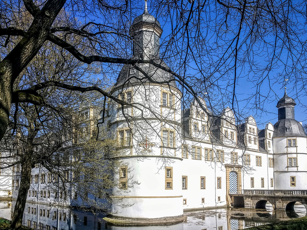 Schloss Neuhaus
Das Schloss Neuhaus im nach ihm benannten Paderborner Stadtteil Schloß Neuhaus ist ein bedeutendes Bauwerk der Weserrenaissance. Es liegt in inselähnlicher Lage am Zusammenfluss von Lippe, Alme und Pader im Südostwinkel der Westfälischen Bucht. laut Wikipedia
