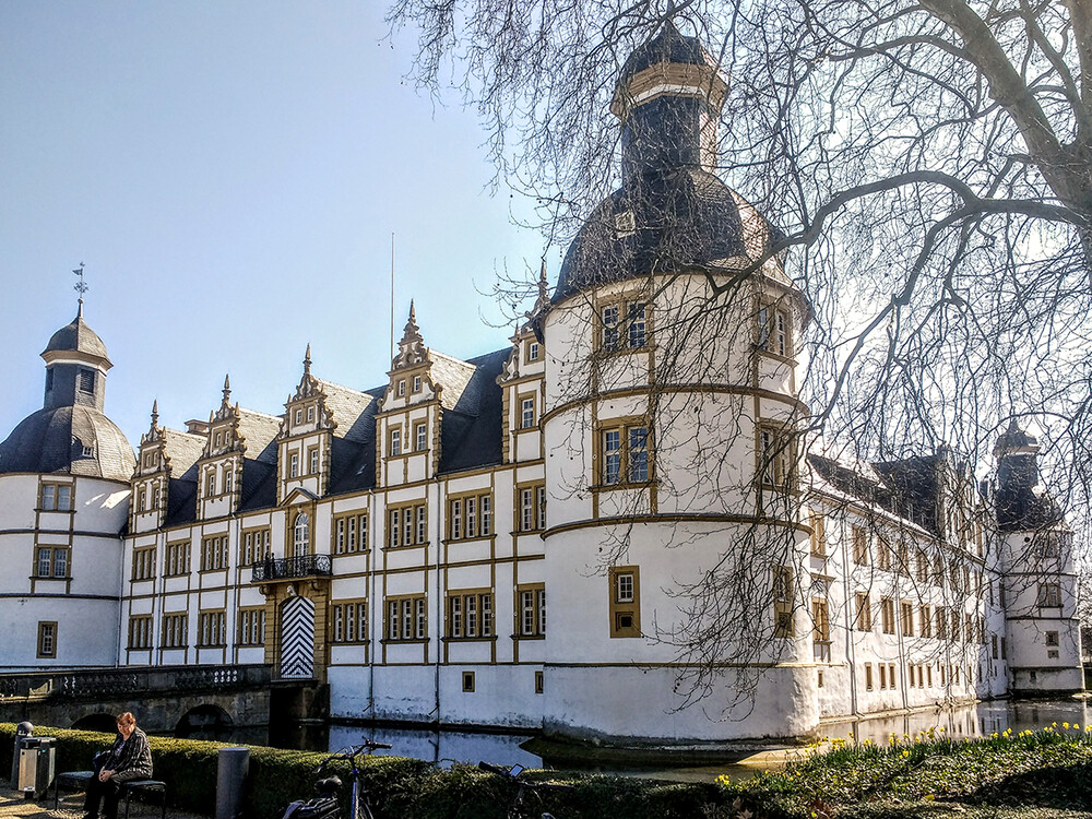 Schloss Neuhaus
1994 richtete die Stadt Paderborn am Neuhäuser Schloss die Landesgartenschau von Nordrhein-Westfalen aus, wodurch rund um das Schloss der Schloss- und Auenpark entstand, der seit 1995 für alljährliche Veranstaltungsreihen, den Schloßsommer, genutzt wird. laut Wikipedia
