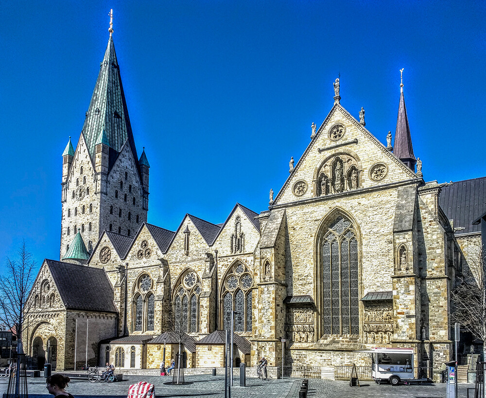 Dom in Paderborn
Der Hohe Dom St. Maria, St. Liborius, St. Kilian ist die Kathedralkirche des Erzbistums Paderborn und liegt im Zentrum der Paderborner Innenstadt, oberhalb der Paderquellen. Die ortsbildprägende Anlage mit dem markanten mächtigen Westturm über dem Chor, der von zwei runden Türmen flankiert wird, ist überwiegend in spätromanischen und gotischen Formen gehalten. laut Wikipedia
