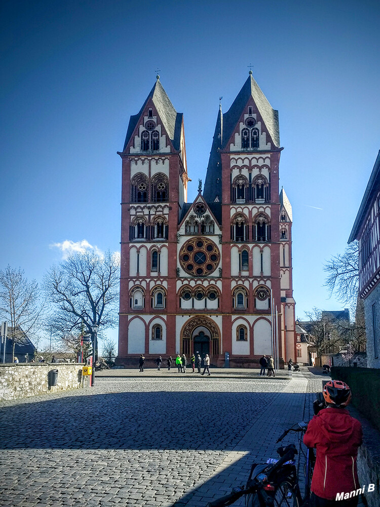 Dom Limburg
Der Limburger Dom, nach seinem Schutzpatron St. Georg auch Georgsdom genannt, ist seit 1827 die Kathedralkirche des Bistums Limburg und thront oberhalb der Altstadt von Limburg an der Lahn neben der Burg Limburg. laut Wikipedia
Schlüsselwörter: Hessen