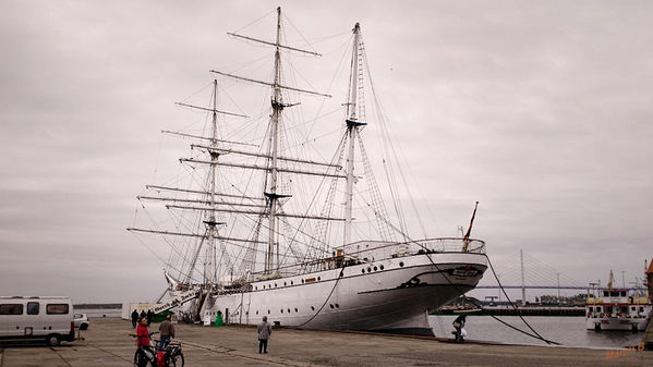 Gorch Fock
Die Gorch Fock ist ein als Bark getakeltes Segelschulschiff. Sie wurde 1933 bei Blohm & Voss für die Reichsmarine gebaut und nach dem Schriftsteller Gorch Fock benannt. Seit 2003 liegt das nicht seetüchtige Segelschiff im Stralsunder Hafen.
Die Gorch Fock ist das Typschiff einer Klasse von sechs Segelschulschiffen, zu der auch das 1958 gebaute gleichnamige Segelschulschiff der Deutschen Marine gehört. Zur Unterscheidung der Schiffe werden gelegentlich in Klammern die Baujahre, oder auch in Klammern eine 1 oder 2 angehängt, die aber nicht zum Schiffsnamen gehören. 
Schlüsselwörter: Rügen, Stralsund, Groch Fock