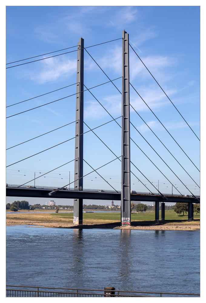 Ingenieurskunst "Seile der Rheinkniebrücke"
Marianne
Schlüsselwörter: 2025