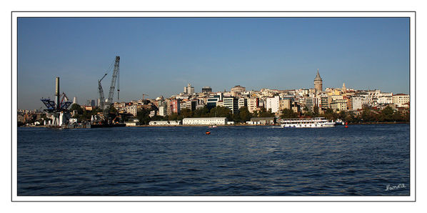 Bosporusfahrt
Galata (heute Karaköy) ist ein Stadtteil (genauer: ein Teil des Stadtteils Beyoğlu) auf der europäischen Seite Istanbuls.
Nur 400 Meter von Byzanz entfernt lag Galata auf der Nordseite des Goldenen Horns am Hafen von Konstantinopel, an der Kreuzung von drei Gewässern: Bosporus, Marmarameer (Propontis) und Goldenes Horn.
Schlüsselwörter: Türkei Istanbul
