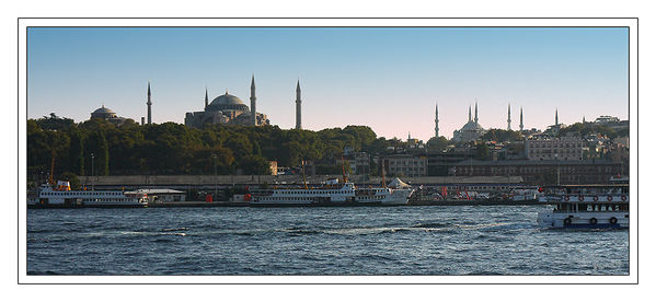 Bosporusfahrt
links die Hagia Sophia und rechts die Blaue Moschee
Schlüsselwörter: Türkei Istanbul