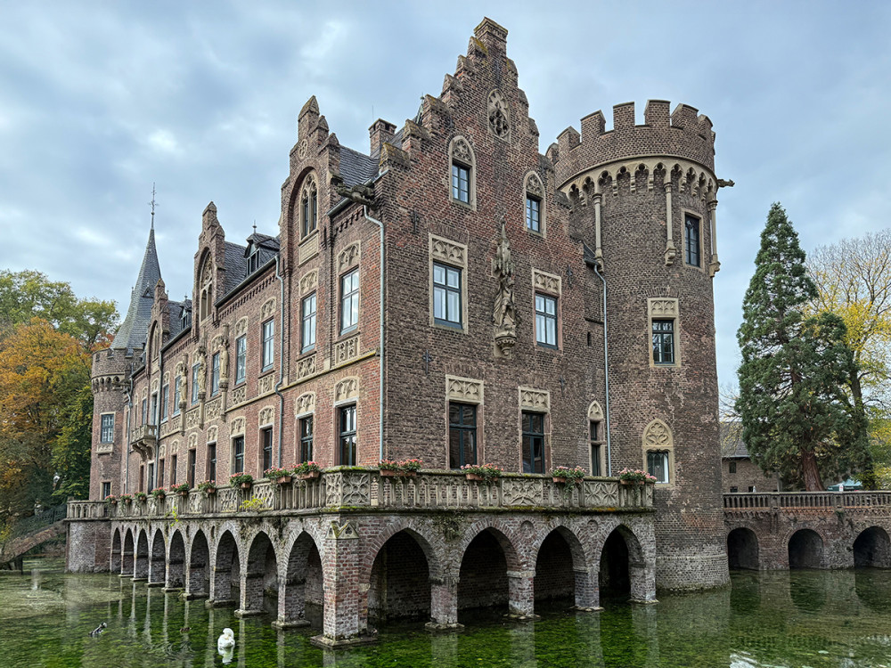 Schloss Paffendorf - Seitenansicht
Jo
Schlüsselwörter: 2025