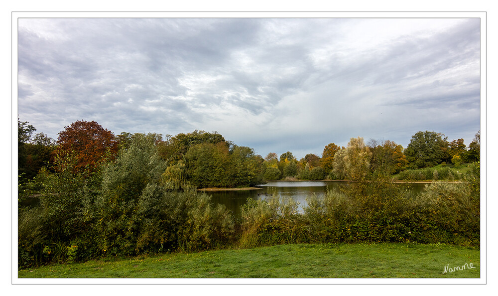 Jröne Meerke
(rheinisch, hochdeutsch wörtlich Grünes Meerchen) ist ein Weiher (kleiner See, rheinisch Meer) mit einer umgebenden Parkanlage im Neusser Stadtwald im Nordwesten der Stadt. laut Wikipedia
Schlüsselwörter: Neuss