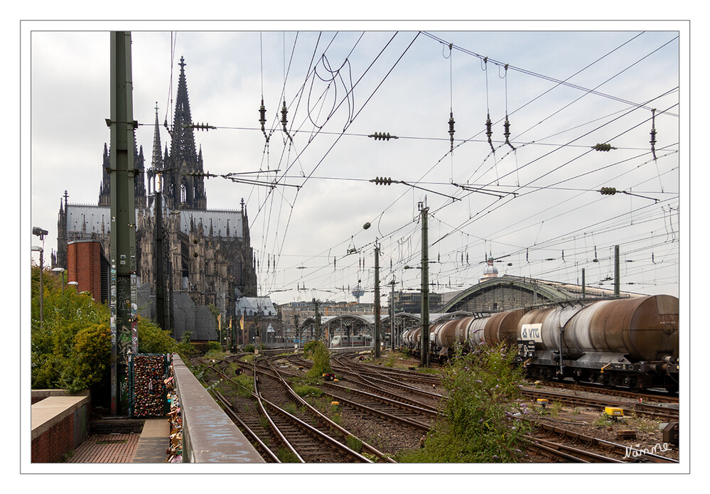 Einfahrt in den Hauptbahnhof
Der Kölner Hauptbahnhof ist der wichtigste Eisenbahnknoten von Köln und liegt im Stadtzentrum neben dem Kölner Dom. Mit täglich insgesamt 318.000 Reisenden und Besuchern sowie rund 1200 An- und Abfahrten zählt er zu den meistfrequentierten Fernbahnhöfen der Deutschen Bahn. laut Wikipedia
Schlüsselwörter: Köln