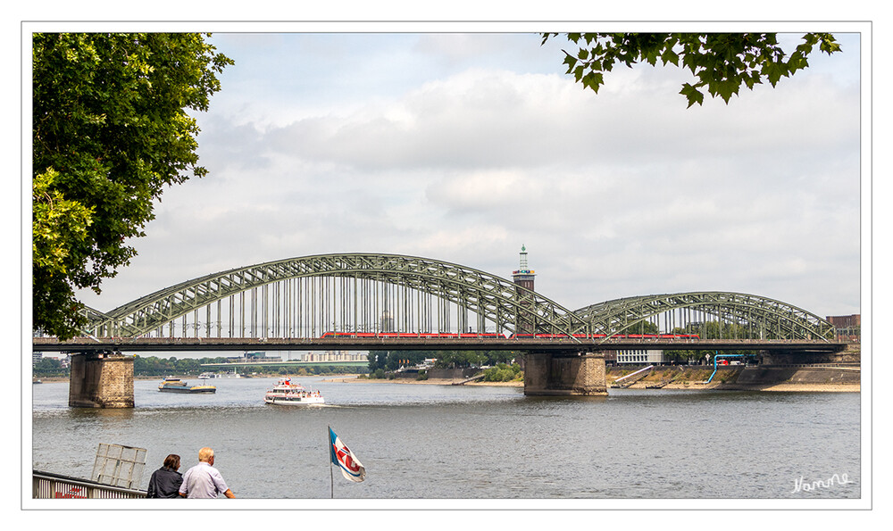 Blick auf die Hohenzollernbrücke
Es ist eine Brücke über den Rhein in Köln in Höhe von Stromkilometer 688,5. Das von 1907 bis 1911 errichtete ursprüngliche Bauwerk bestand aus zwei Eisenbahn- und einer Straßenbrücke. Nach 1945 erfolgte der Wiederaufbau nur noch für zwei Eisenbahnbrücken, die später um eine dritte ergänzt wurden. laut Wikipedia
Schlüsselwörter: Köln