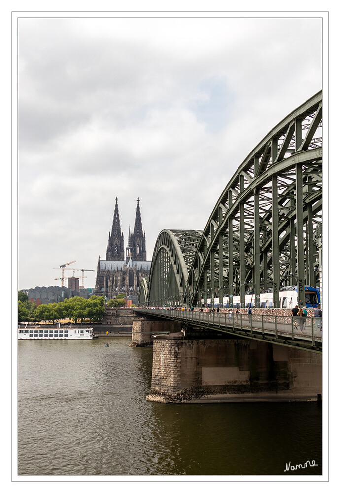 Blick auf den Dom
Ostansicht des Kölner Domes mit Hohenzollernbrücke 
Schlüsselwörter: Köln
