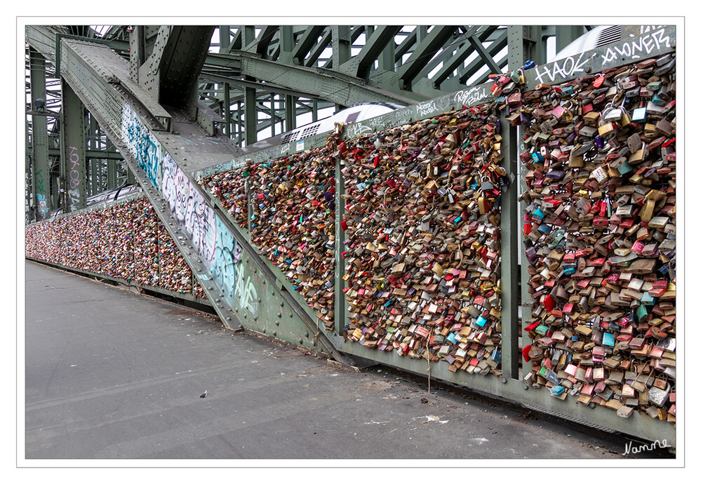 Liebesschlösser
Wie viele Paare sich so ihrer Liebe versichert haben, ist unklar. Und somit kennt auch niemand die Anzahl der Liebesschlösser auf der Brücke. Schätzungen gehen von mindestens 750.000 Schlössern aus. Wirklich zählen ist unmöglich: Mangels Platz hängen die Schlösser auch übereinander. Deswegen werden auch schon alle möglichen Geländer, Straßenlaternen etc. rund um die Brücke mit den Schlössern zugehangen. laut koeln-lotse
Schlüsselwörter: Köln