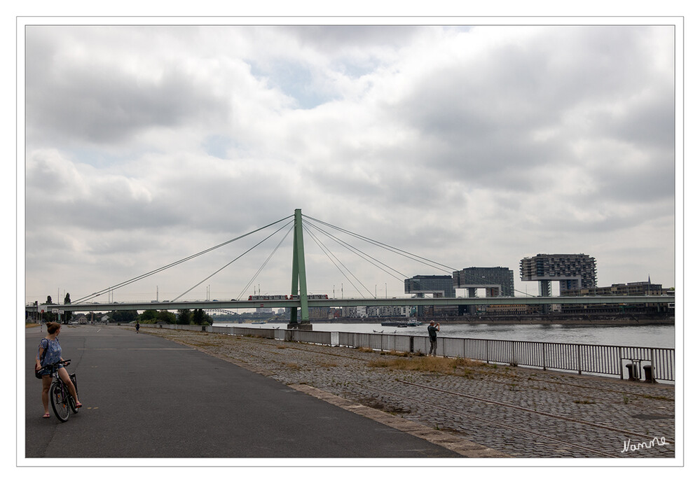Severinbrücke
war der erste vollständige Brückenneubau in Köln nach dem Zweiten Weltkrieg. Die Schrägseilbrücke verbindet das Severinsviertel über den Rhein und den Rheinauhafen mit dem rechtsrheinischen Stadtteil Köln-Deutz sowie den innerstädtischen Autoverkehr mit den rechtsrheinischen Ringstraßen (zuerst Gotenring) und Fernverkehrsstraßen, vor allem der B 55 und der A 59. Den Stadtbahnlinien 3 und 4 steht ein besonderer Bahnkörper mit den beiderseitigen Haltestellen Severinstraße und Suevenstraße zur Verfügung.
Schlüsselwörter: Köln