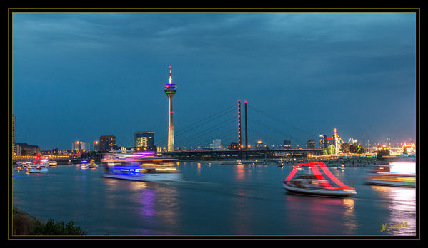 Düsseldorfer Kirmes mit Feuerwerk
Man kann auch an einer der abendlichen Schiffsfahrten mehrerer Rheinschiffe teilzunehmen und das Feuerwerk zur Oberkasseler Kirmes von einem der Fahrgastschiffe auf dem Rhein aus zu schauen.
Schlüsselwörter: Düsseldorf Kirmes Feuerwerk