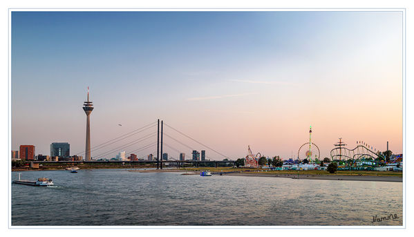 Blick auf ....
die Rheinkniebrücke und den Fernsehturm sowie links das Stadttor.
Rechts ein Ausschnitt der Kirmes. Auf den 165.000 qm großen Festwiesen präsentieren Schausteller aus dem In- und Ausland eine große Auswahl an Fahrgeschäften.
Schlüsselwörter: Düsseldorf Kirmes