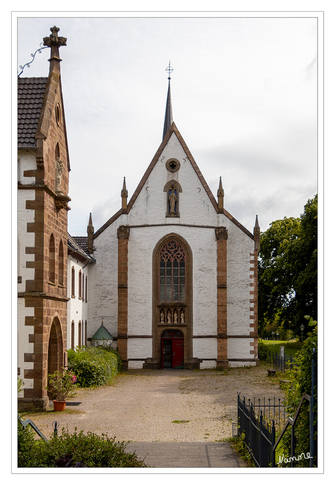 Kleine Eifeltour - Abtei Mariawald Klosterkirche
Die Kirche hat im Innern eine Länge von 42 Meter bei einer Breite von 18 Meter und im Mittelschiff acht Joche mit Kreuzgewölbe und Hohlkehlrippen. Vier dieser Joche fallen auf das Chor, vier auf das Langhaus. Das Langhaus, das frühere Brüderchor wurde im Jahre 1933 den Besuchern freigegeben, denen bis dahin nur ein schmaler Raum zur Verfügung stand. laut kloster-mariawald
Schlüsselwörter: Eifel