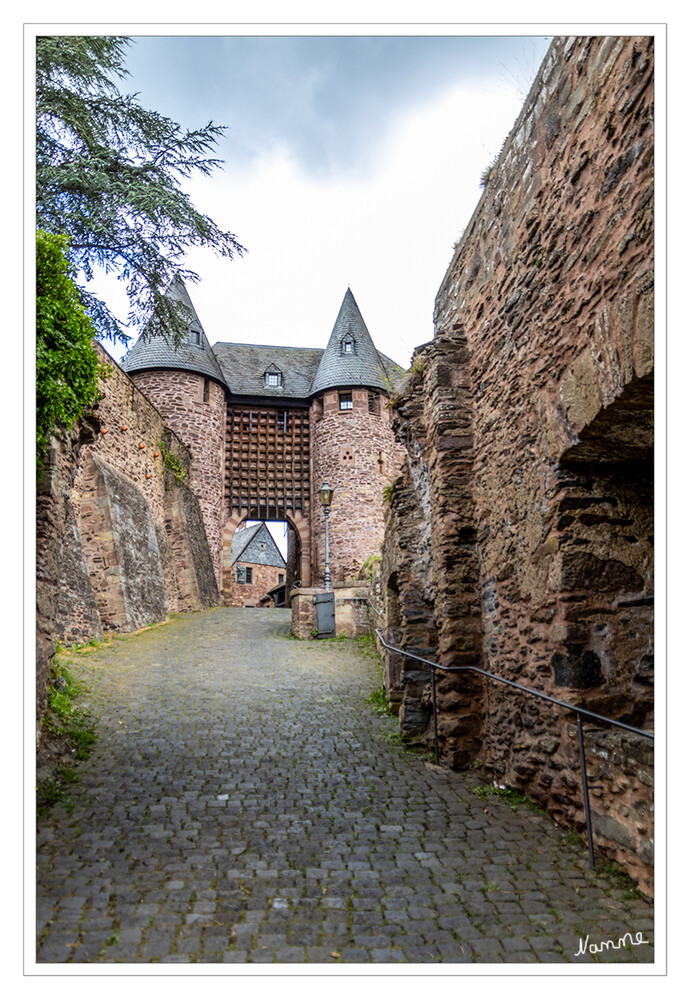Kleine Eifeltour - Heimbach
Der imposante Eingangsbereich der Burg Hengebach. Sie wurde im 11. Jahrhundert auf einem Grauwackefelsen erbaut. Sie zählt zu den ältesten Bauwerken in der Eifel. 
Schlüsselwörter: Eifel
