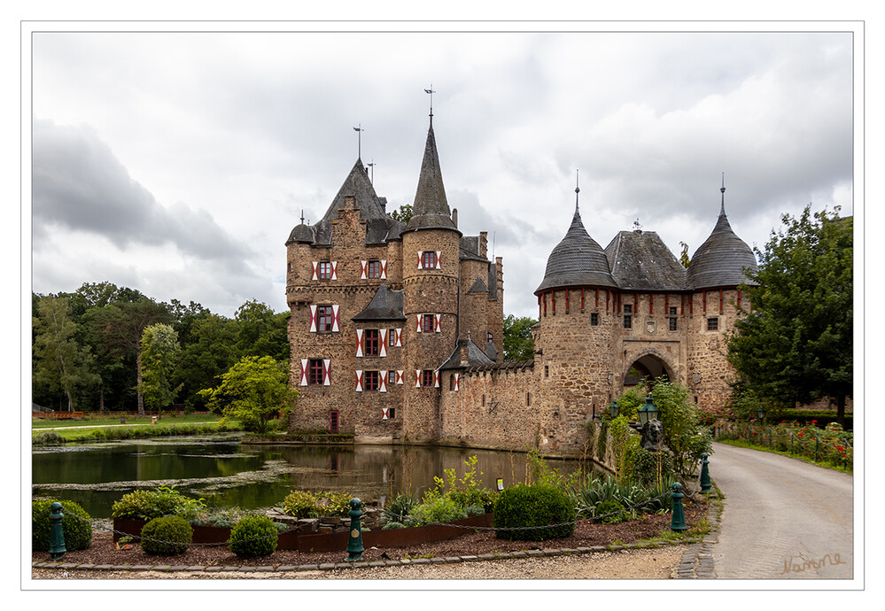 Kleine Eifeltour - Burg Satzvey
ist eine mittelalterliche Wasserburg, anfänglich aus dem 12. Jahrhundert, die am nordöstlichen Rand der Eifel in Mechernich (Ortsteil Satzvey) im Kreis Euskirchen, Nordrhein-Westfalen (Deutschland) liegt.
Unter Fachleuten gilt sie als die in ihrer originalen Bausubstanz besterhaltene Wasserburg des Rheinlandes, als Kleinod des rheinischen Burgenbaus und Denkmal adliger Kultur und Lebensform. laut Wikipedia
Schlüsselwörter: Rheinland