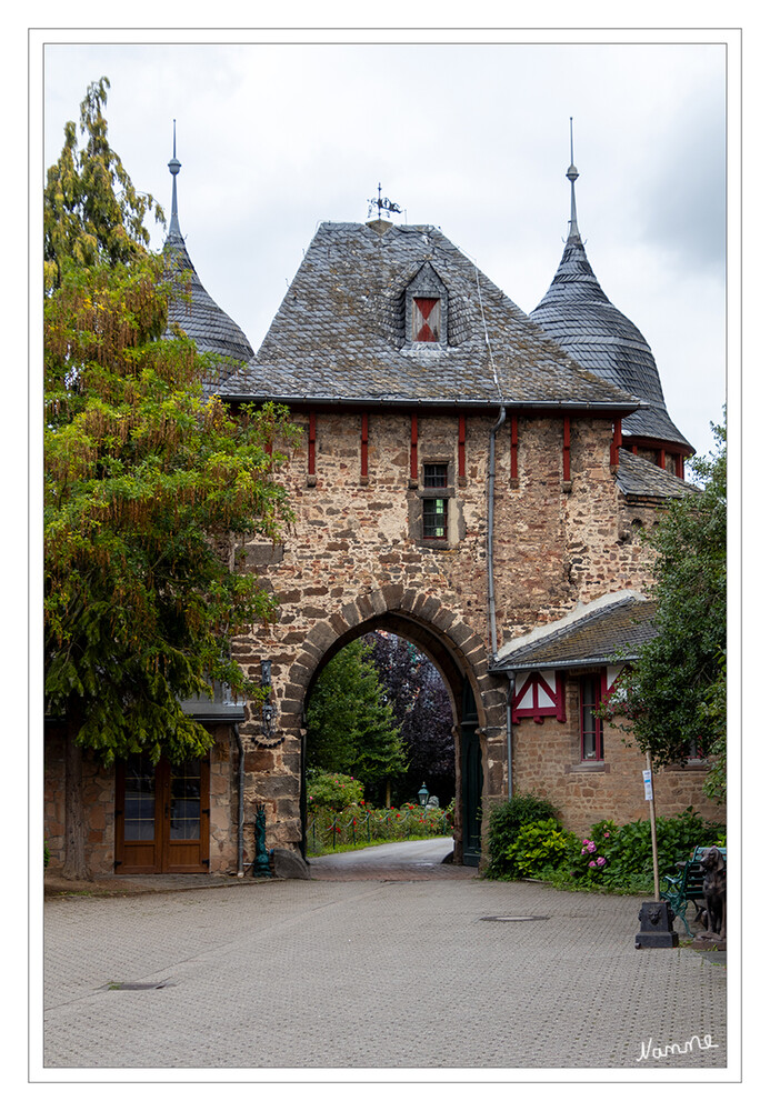 Kleine Eifeltour - Burg Satzvey
Das ursprüngliche Burghaus, das doppeltürmige Torhaus, die Nordmauer und der Nordturm sind die ältesten Bauteile. 600 Jahre haben sie überdauert und bilden mit den Baumaßnahmen des späten 19. Jahrhunderts das Denkmal einer typischen deutschen Wasserburg. laut Wikipedia
Schlüsselwörter: Rheinland