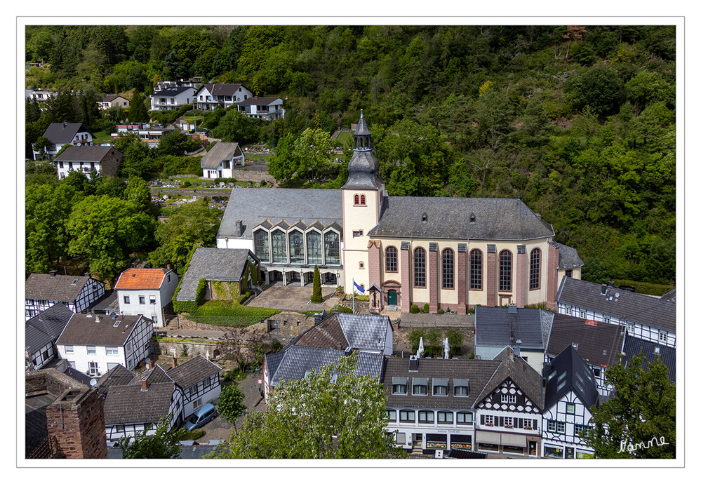 Kleine Eifeltour - Heimbach
Blick auf die Kirchen St. Clemens und St. Salvator
Am Hang gegenüber den Burgmauern in Heimbach liegen die alte Pfarrkirche St. Clemens von 1725 mit einer barocken Innenausstattung und die moderne Wallfahrtskirche St. Salvator von 1981 mit dem Flügelaltar aus der Abtei Mariawald und den modernen Glasfenstern, die nach Entwürfen von Georg Meistermann gefertigt wurden. Zwei Kirchen in einem Bau-Ensemble. laut rhein-eifel
Schlüsselwörter: Eifel