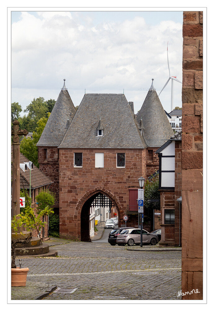 Kleine Eifeltour - Nideggen Dürener Tor
ist ein zweigeschossiges Doppelturmtor mit Schalen und einfach gestuften Spitzbogenportalen. Es hat eine Durchfahrt mit Spitztonne und rechts einer Spitzbogennische. Das Stadttor hat einheitliche Rechteckfenster. In der linken Mittelbauwange befindet sich eine angelegte Treppe, die von der Stadtseite aus zugänglich ist. Der Mittelbau hat ein quergestelltes Walmdach. Die Flankentürme haben Kegeldächer. laut Wikipedia
Schlüsselwörter: Eifel