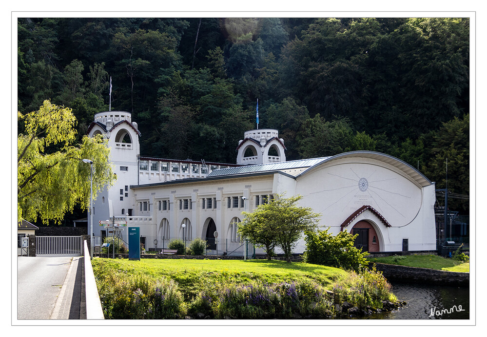 Kleine Eifeltour - Kraftwerk Heimbach
Das Jugendstil Wasserkraftwerk Heimbach gehört zum Ortsteil Hasenfeld und wurde 1905 in Betrieb genommen. Es bezieht sein Wasser aus der Urfttalsperre über den Kermeterstollen, der 110 Meter oberhalb des Kraftwerkes in zwei Druckrohre übergeht.
Das Elektrizitätswerk ist bis heute in Betrieb. laut heimbach-eifel


Schlüsselwörter: Eifel