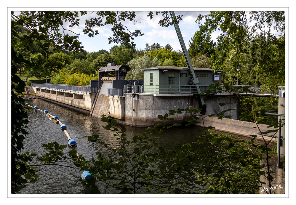 Kleine Eifeltour - Staubecken
 ist im eigentlichen Sinn keine Talsperre, sondern ein so genanntes Ausgleichsbecken. Seine Aufgabe besteht darin, den intermittierenden Beckenzufluss, der aus den Auslässen der Spitzenstromkraftwerke der Urft- und Rurtalsperre stammt, zu glätten. Diese beiden Wasserkraftwerke produzieren nämlich in der Regel nur dann elektrischen Strom, wenn im allgemeinen Hochspannungsnetz größere Bedarfsspitzen erwartet bzw. gemessen werden, was meist in den Vormittagsstunden der Werktage der Fall ist. In der übrigen Zeit stehen die Maschinen still und deshalb fließt zwangsläufig auch kein Wasser dem Staubecken zu. laut wvr
Schlüsselwörter: Eifel