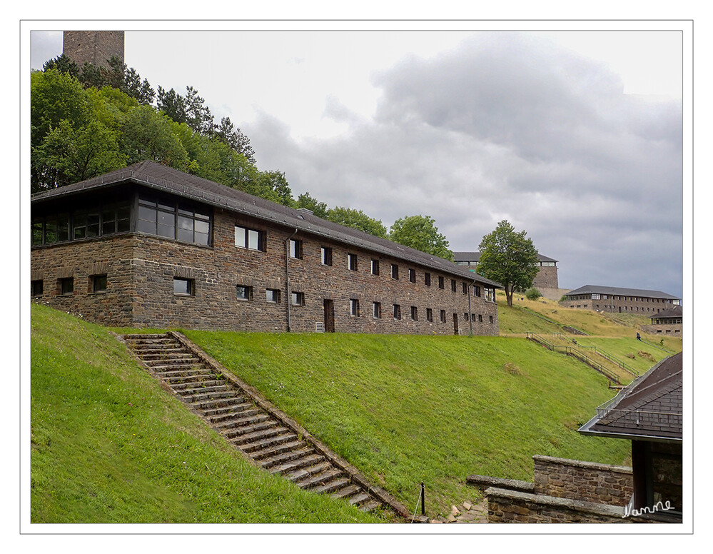 Kleine Eifeltour - Vogelsang
Inmitten des Nationalparks Eifel befindet sich eine der größten Hinterlassenschaften des Nationalsozialismus: Die ehemalige NS-Ordensburg Vogelsang. Die bekannten Wanderwege Eifelsteig und Wildnis-Trail verlaufen über das Gelände und mehrere Rundwege um und über den Urftsee laden zum Erkunden der Umgebung ein. laut nordeifel-tourismus
Schlüsselwörter: Eifel