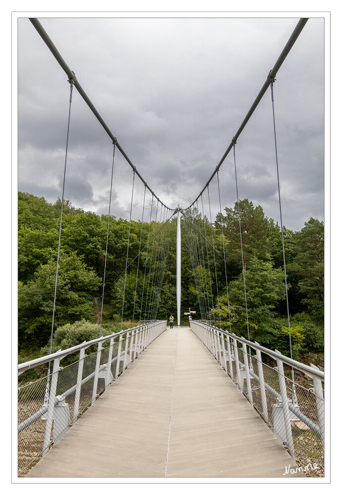 Kleine Eifeltour - Victor Neels Brücke
ist eine Stahl-Hängebrücke mit vier Seilen, die seit 2009 den Urftsee im Nationalpark Eifel überspannt. 
Im Dezember 2009 wurde die Brücke nach Victor Neels benannt, der 1970–1980 Kommandant der belgischen Streitkräfte im Camp Vogelsang war. Nach Beendigung seiner aktiven Zeit war er durch verschiedene soziale Aktivitäten um eine Annäherung an die lokale Bevölkerung bemüht. laut Wikipedia
Schlüsselwörter: Eifel