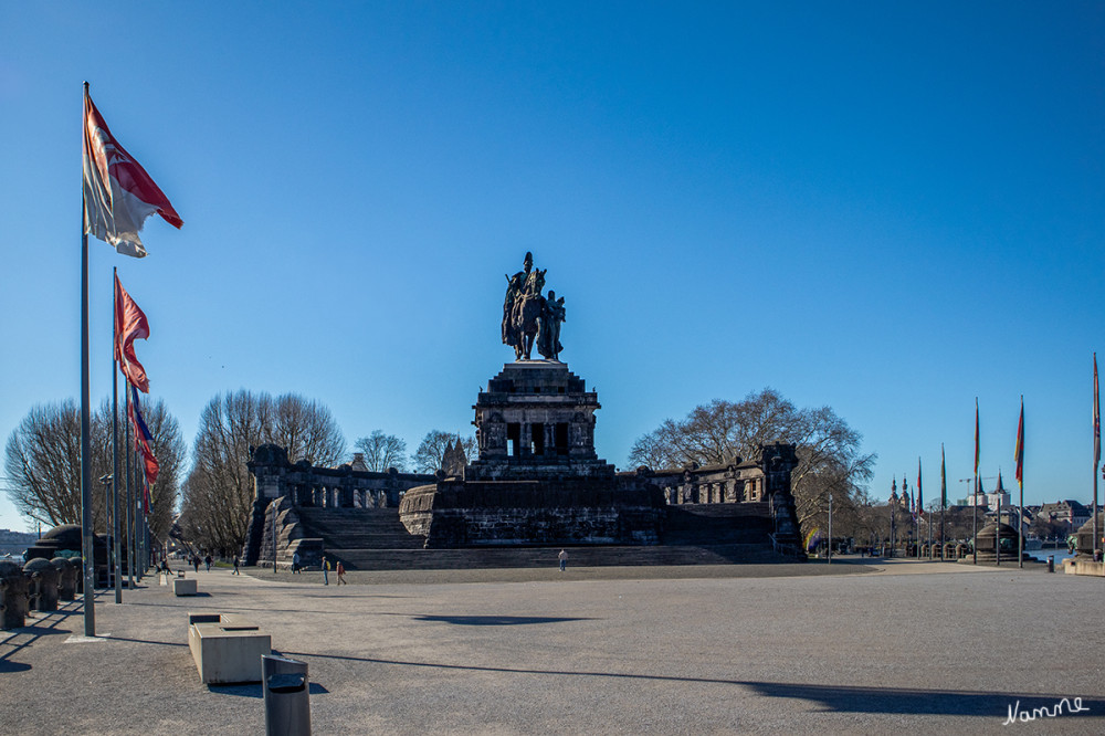 Moseltour Koblenz - Deutsche Eck
Im März 1945 durch Artilleriebeschuss zerstört, widmete Theodor Heuß den reiterlosen Sockel 1953 zum Mahnmal der deutschen Einheit um. Bis 1993 thronte hier ein Flaggenstock mit der deutschen Bundesflagge. Im Herbst 1993 wurde schließlich eine Rekonstruktion des Denkmals auf den Sockel gehoben. Das insgesamt 37 Meter hohe Monument – 14 Meter entfallen übrigens allein auf das Reiterstandbild, das Kaiser Wilhelm I. mit einem Genius zeigt – ist heute Besuchermagnet für mehr als 2 Millionen Menschen jährlich und gehört seit 2002 zum UNESCO-Welterbe „Oberes Mittelrheintal“.   lt. visit-koblenz
