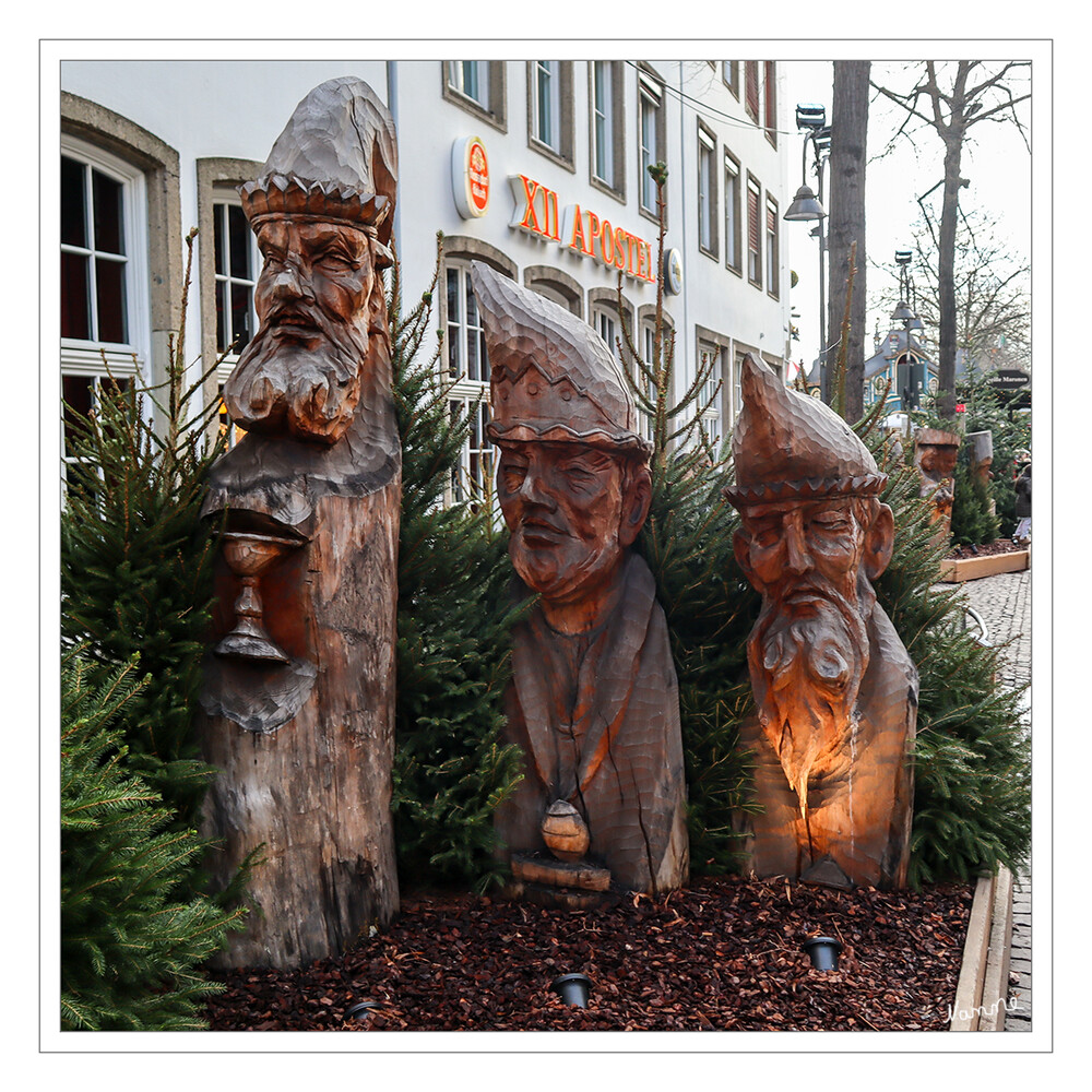 Köln - Rustikale Krippe
Die Heiligen Drei Könige in der Antikgasse
Mit der Gestaltung der Heiligen Drei Königen als Teil der monumentalen Krippe des Weihnachtsmarkts, gelingt es dem Künstler Paul Gartner, ihre Bedeutungsebenen als sternkundige Weise aus dem Morgenland und weltliche Herrscher bildnerisch zusammen zu führen: Sie tragen als Kopfbedeckungen die phrygische Mütze, verziert mit einem kronenartigen Schmuckband am Saum. laut heinzels-wintermaerchen
Schlüsselwörter: 2023