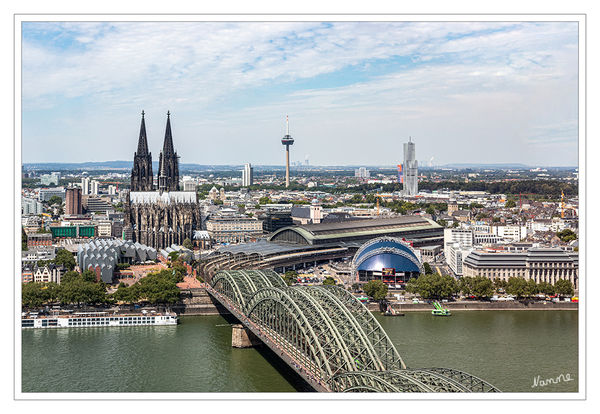 Kölntour - Ausblick
Der Kölner Dom davor die Hohenzollernbrücke und rechts der Musicaldome.
Schlüsselwörter: Köln; Dom