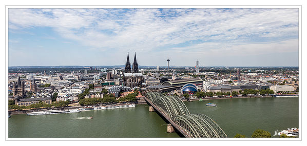 Kölntour - Ausblick
Der Kölner Dom davor die Hohenzollernbrücke und rechts der Musicaldome. Ganz links befindet sich die romanische Kirche Groß St. Martin.
Schlüsselwörter: Köln; Dom