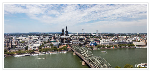 Kölntour - Ausblick
Der Kölner Dom davor die Hohenzollernbrücke und rechts der Musicaldome. Ganz links befindet sich die romanische Kirche Groß St. Martin.
Schlüsselwörter: Köln; Dom