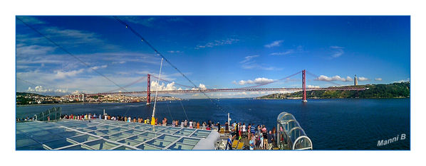 Kreuzfahrt - Portugal
Aufgrund der Farbe des Anstrichs und des fachwerkartigen Versteifungsträgers hat die Ponte 25 de Abril auf den ersten Blick Ähnlichkeiten mit der Golden Gate Bridge in San Francisco. Allerdings sind die markanten Pylone in Querrichtung nicht durch horizontale Riegel, sondern durch schräge, sich kreuzende Riegel ausgesteift. Außerdem sind die meisten Abmessungen der Ponte 25 de Abril kleiner.
laut Wikipedia
Schlüsselwörter: Kreuzfahrt Portugal Brücke