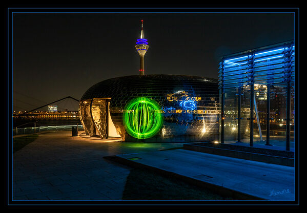 6 - Blick auf Kugel und Rheinturm
2020
Schlüsselwörter: 2020; Düsseldorf; Lichtmalerei; Lightpainting; Rheinturm