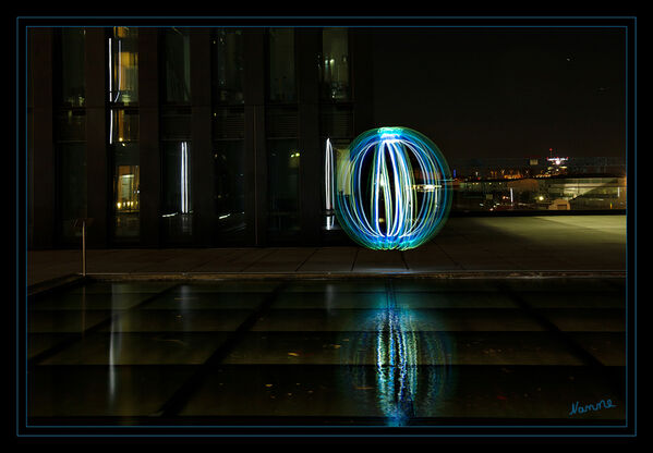 Spiegelung
am Wasserbecken oben am Hyatt in Düsseldorf
Schlüsselwörter: Lichtmalerei , Light Painting, 2020