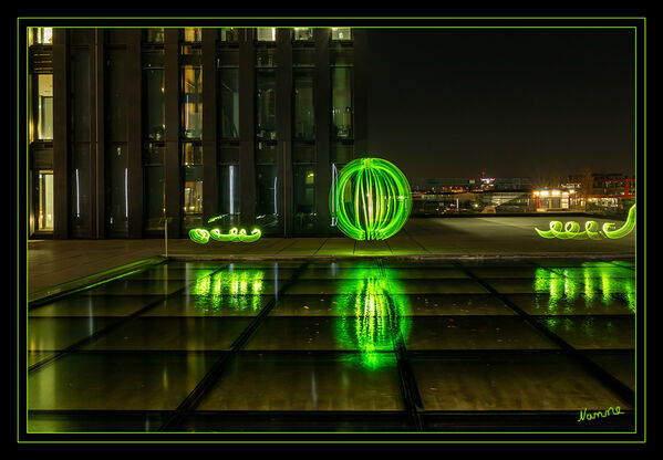 Spiegelung
am Wasserbecken oben am Hyatt in Düsseldorf
Schlüsselwörter: Lichtmalerei , Light Painting, 2020