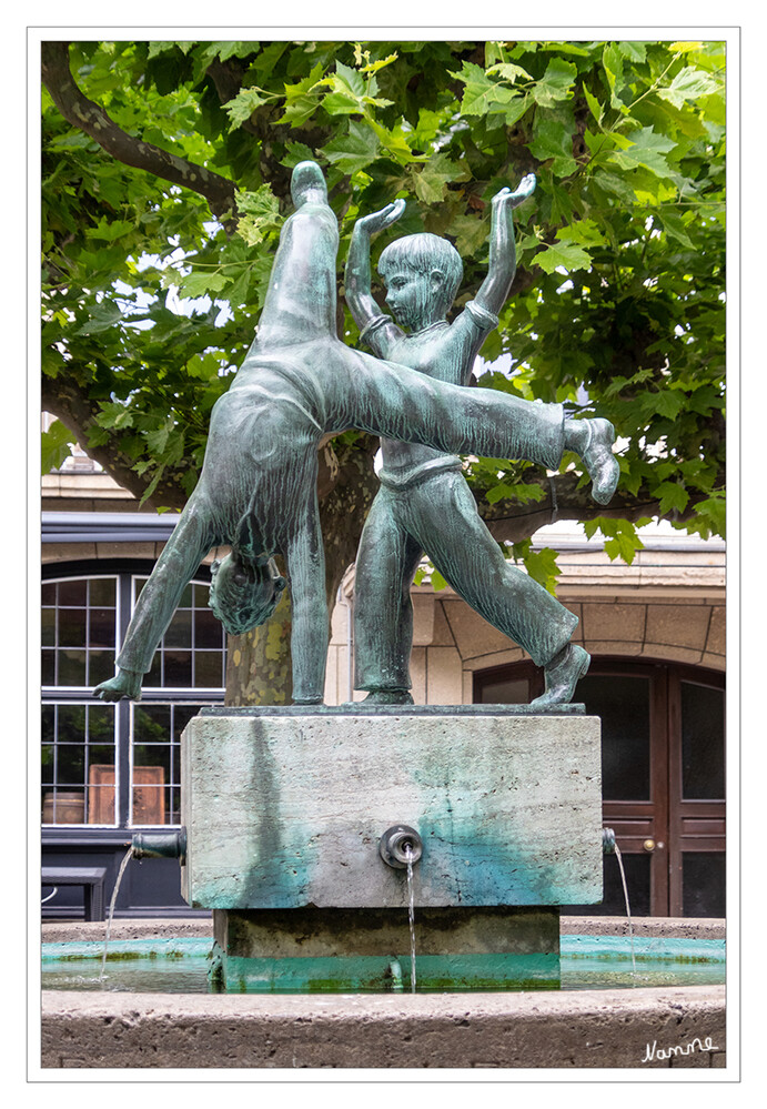 Radschlägerbrunnen
befindet sich auf dem Burgplatz in der Düsseldorfer Altstadt. Der Stifter des Brunnens, der Heimatverein Düsseldorfer Jonges, hatte einige bekannte Bildhauer unter seinen Mitgliedern. Im Jahr 1953 forderte er sie auf, Entwürfe für einen Radschlägerbrunnen vorzulegen. laut Wikipedia
Schlüsselwörter: Düsseldorf