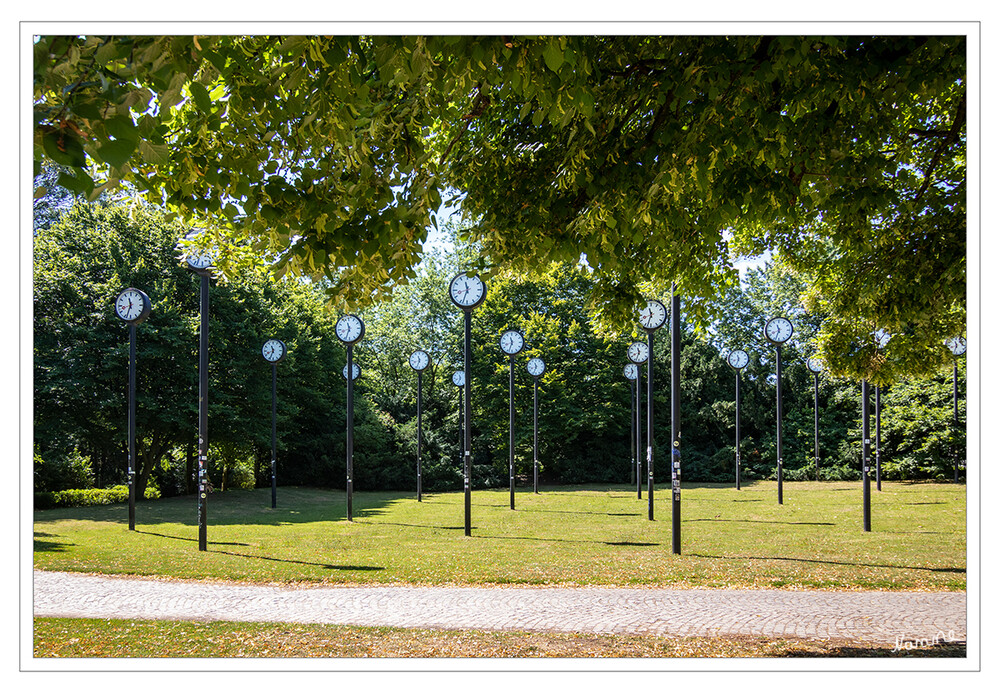 Zeitfeld
Ein Kunstwerk von Klaus Rinke im Düsseldorfer Volksgarten. Wie hochragende Gewächse schießen seine Bahnhofsuhren aus dem Boden - Spalierobst der Technik, gepflanzt zur Bundesgartenschau 1987. laut wdr
Schlüsselwörter: Düsseldorf