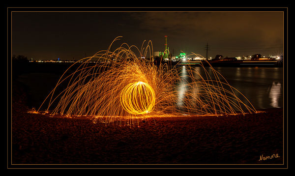 Am Rhein
Schlüsselwörter: Lichtmalerei ,    Light Painting